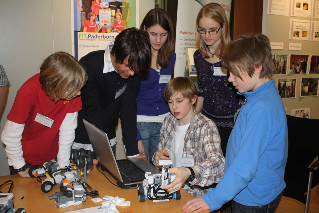 Schüler der Paderborner Gymnasien stellten das zukünftige Angebot des zdi-Schülerlabors coolMINT.Paderborn vor.