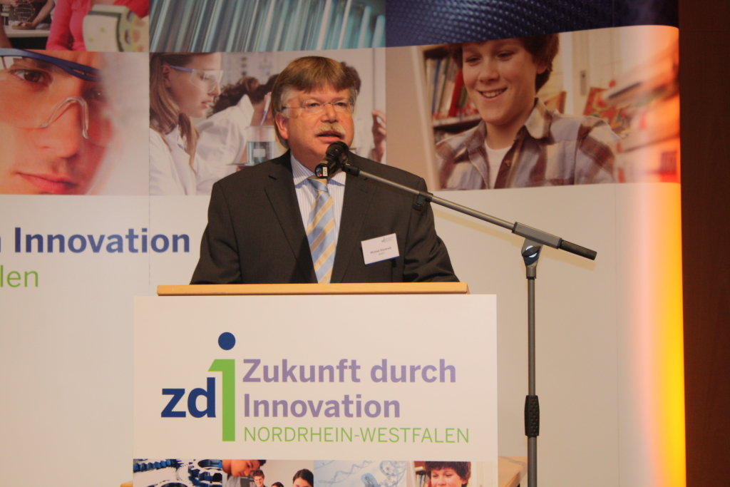 Staatssekretär Dr. Michael Stückradt begrüßte die Gäste des 3. Kongresses Zukunft durch Innovation Paderborner Heinz Nixdorf MuseumsForum.