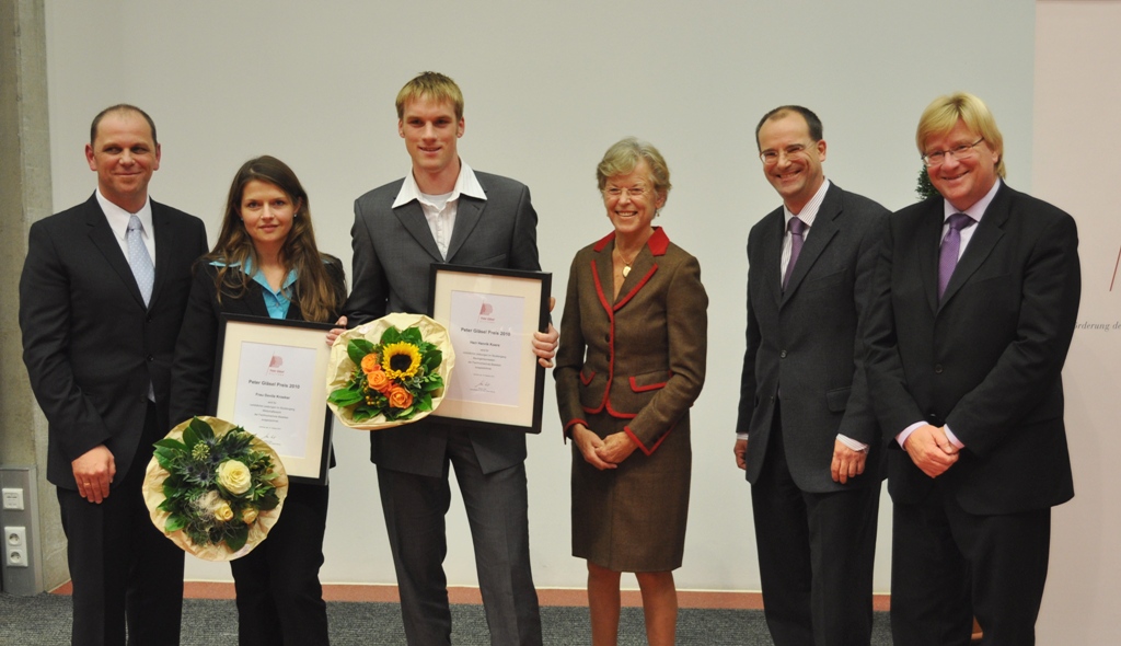 Foto (Universität Paderborn, Mark Heinemann): Doevile Kroeker (2. von links) und Henrik Koers (3. von links) erhielten die Auszeischnungen aus den Händen von Stefan Wolf (l. Geschäftsführer Peter Gläsel Stiftung), Ingeborg Gläsel (3. von rechts) sow