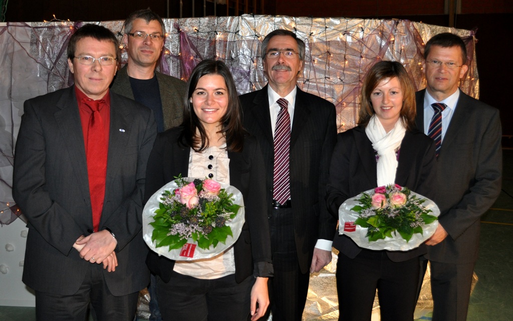 Foto (Universität Paderborn, Mark Heinemann): Ausgezeichnet: Laura Stritt (3. v. li.) und Dorothee Neuhaus wurden mit dem „Paderborner Preis der Sportwissenschaft“ geehrt. Prof. Dr. Hans Peter Brandl-Bredenbeck (li.), Dr. Heiko Meier (2. v. li.) und 