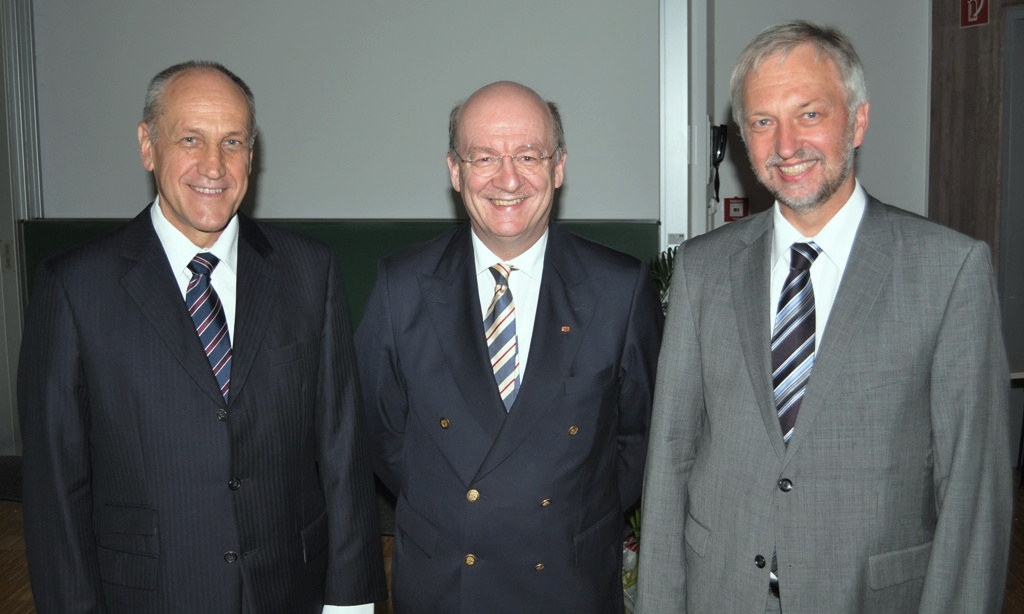 Foto (Mark Heinemann): Tag der Fakultät: Der Dekan der Fakultät für Elektrotechnik, Informatik und Mathematik, Prof. Dr. Franz Josef Rammig (links), sowie der Vizepräsident für Forschung und wissenschaftlichen Nachwuchs der Universität Paderborn, Pr