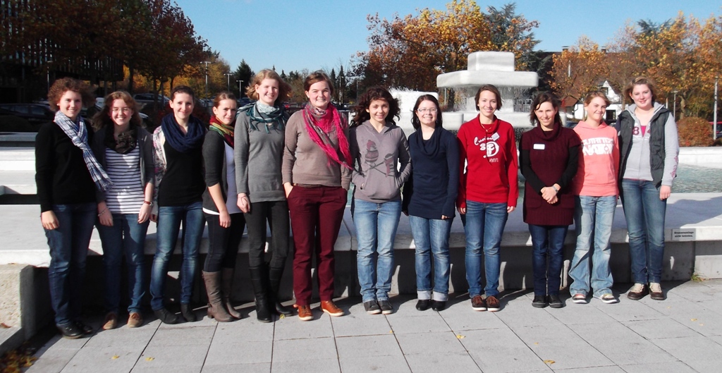 Foto: (Ines Eckardt): Die Teilnehmerinnen der Veranstaltung tasteMINT OWL erhielten praktische und theoretische Einblicke in das Studierendenleben.