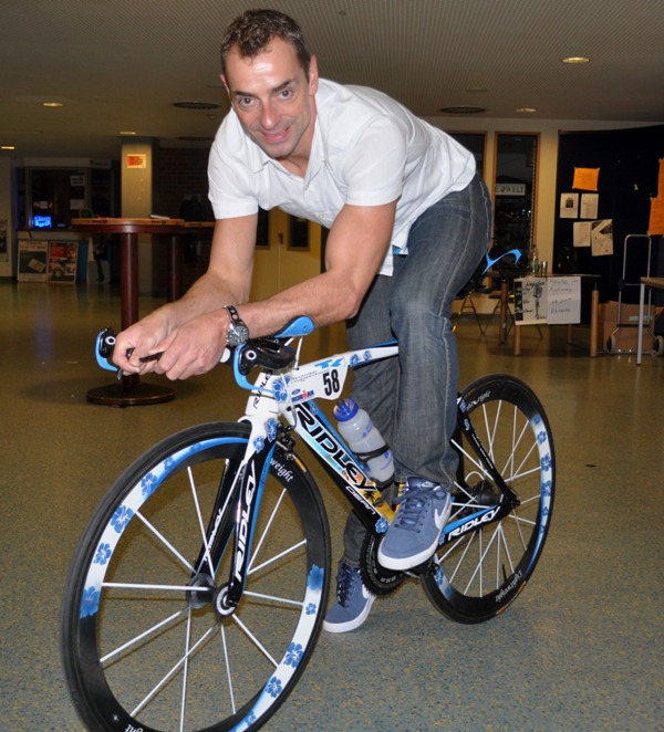 Foto (Mark Heinemann): Iron-Man: Andreas Niedrig auf seinem Ultraleicht-Fahrrad, mit dem er an diversen Triathlons teilgenommen hat.