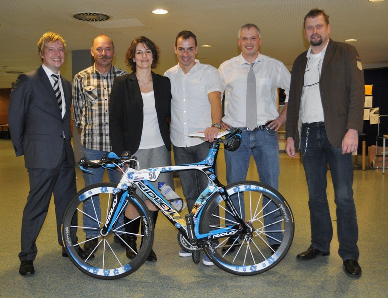 Foto (Mark Heinemann): Für ein gesundes und selbstbewusstes Leben: (v.li.) Stefan Meier (Techniker Krankenkasse), Michael Hellmich (Vorsitzender Personalrat der Universität Paderborn), Sandra Bischof (Koordinatorin betriebliches Gesundheitsmanagement de
