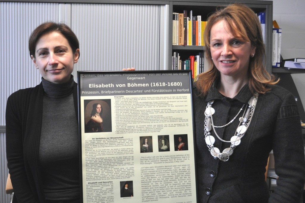 Foto (Universität Paderborn, Mark Heinemann): Ana Rodrigues (l.) und Prof. Dr. Ruth Hagengruber erforschen das Leben und Wirken von Philosophinnen.