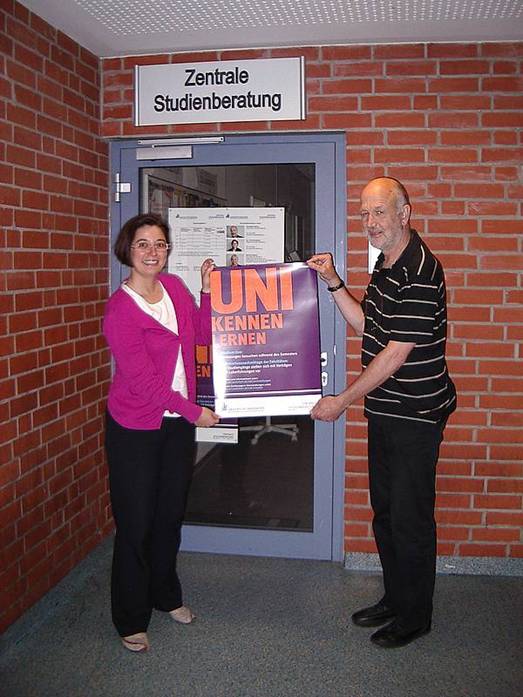 Foto (Universität Paderborn): Dr. Yvonne Salman und Christoph Bäcker von der Zentralen Studienberatung.