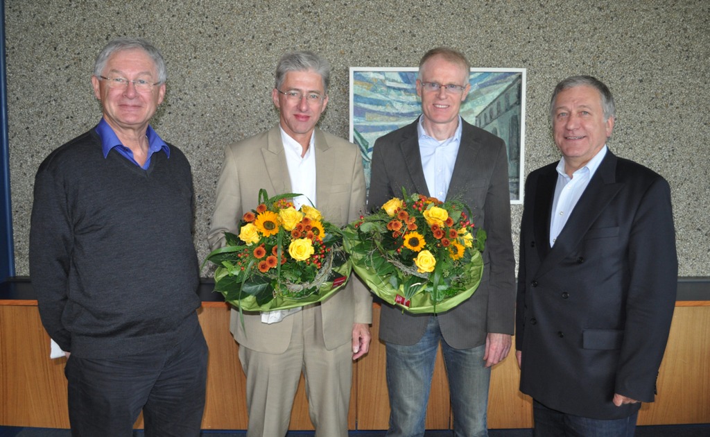 Foto (Mark Heinemann): Unter Aufsicht des Wahlleiters Prof. Dr. Peter Bender (l.) und von Dr. Michael Laska als Geschäftsführer der Fakultät für Elektrotechnik, Informatik und Mathematik (r.) fanden die Dekanatswahlen statt. Dabei wurden Prof. Dr.-Ing