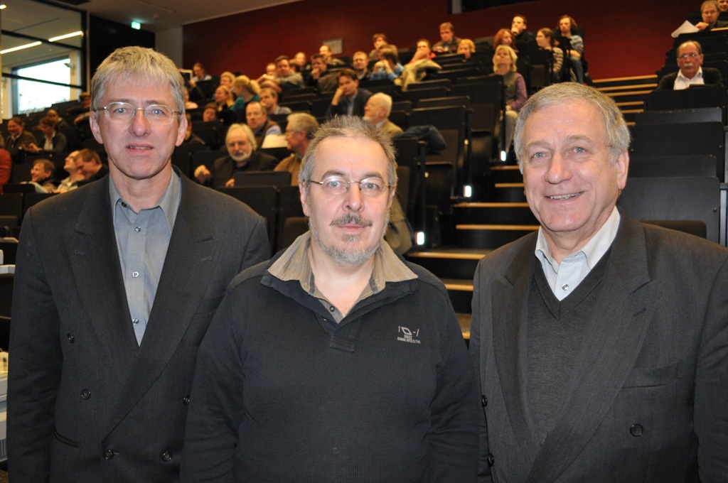 Foto (Universität Paderborn, Mark Heinemann): Fasziniert von Ornamenten: Prof. Dr. Dr. Jürgen Richter-Gebert (m.) war der Einladung von Prof. Dr.-Ing. Joachim Böcker (l.), Dekan der Fakultät für Elektrotechnik, Informatik und Mathematik, sowie Dr. Mi