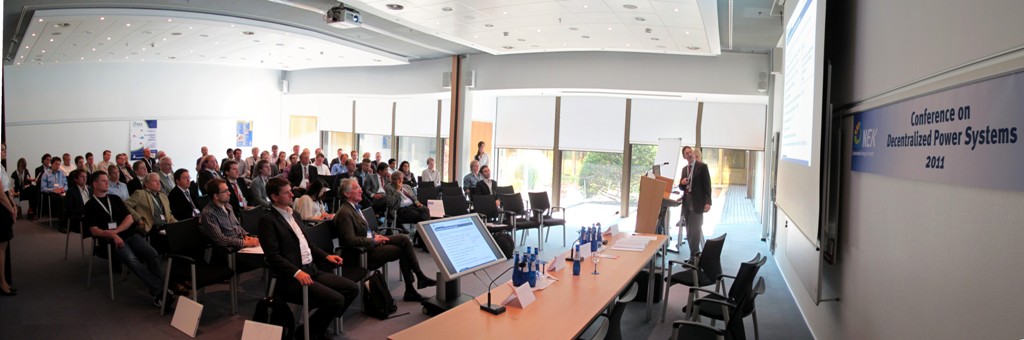 Foto (Universität Paderborn): Die Teilnehmer der Konferenz „Decentralized Power Systems“ in Paderborn informierten sich über die Energiewende und die sich daraus ergebenden Umstellungen.