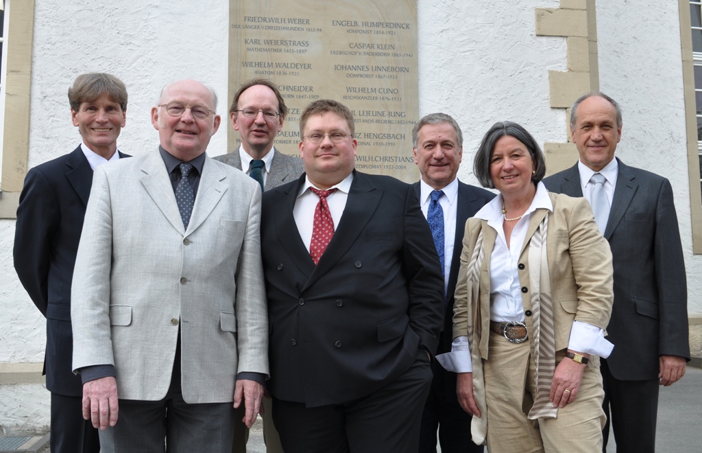 Foto (Mark Heinemann): Prof. Dr. Gerd Faltings (3.v.l.) und Prof. Dr. Jürgen Elstrodt (2.v.l.) waren die ersten Referenten der künftig einmal pro Jahr stattfindenden Weierstraß-Vorlesung in Paderborn. Organisiert wird die Veranstaltungsreihe durch die 