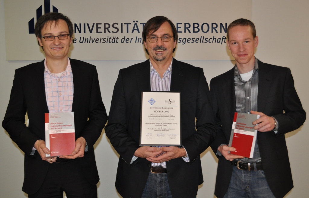 Foto (Universität Paderborn, Mark Heinemann): Ausgezeichnet: Christian Gerth (v.l.), Prof. Dr. Gregor Engels und Markus Luckey aus dem Institut für Informatik der Universität Paderborn erhielten den „Distinguished Paper Award“ für ihren Beitrag im
