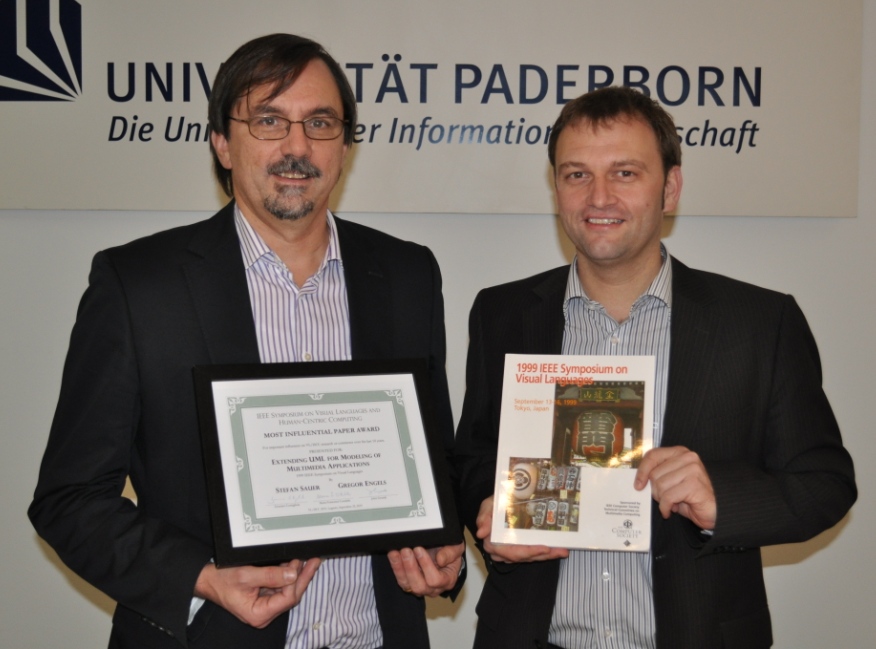 Foto (Universität Paderborn, Mark Heinemann): Prof. Dr. Gregor Engels (li.) und Stefan Sauer erhielten den „Most Influential Paper Award". Die Auszeichnung wird für Beiträge vergeben, die einen langfristigen Einfluss auf Forschung, Wissenschaft und P