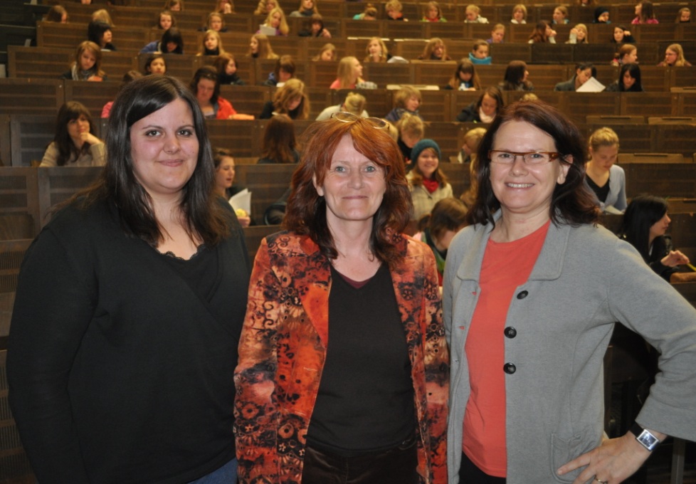 Foto: (Universität Paderborn, Mark Heinemann): Hedda Holtmeier (v.r.), Irmgard Pilgrim und Prof. Dr. Dorothee Meister begrüßten viele interessierte Teilnehmer an der Universität Paderborn.
