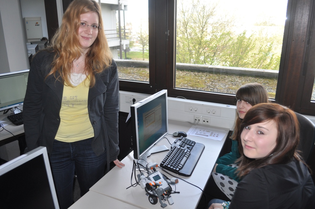 Foto (Universität Paderborn, Mark Heinemann): Kristin Schäffer aus der Informatik zeigte Elif und Lena (r.), wie die neuen Lego-Mindstorms-Roboter zu bedienen sind.