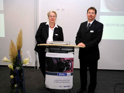 Foto: In das Auditorium des Centrums Industrial IT, kurz CIIT, hatten Prof. Dr.-Ing. Volker Lohweg und Prof. Dr.-Ing. Bärbel Mertsching am 11.11.2010 zum 1. Jahreskolloquium "Bildverarbeitung in der Automation" (BVAu 2010) eingeladen.