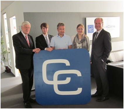 Foto: Die Jury hat getagt und eine Projektidee ausgewählt: (v. r. n. l.) Bürgermeister Heinz Paus, Patrick Frontzek (1. Vorsitzender Campus Consult e.V.), Prof. Dr. Bernd Frick (Vizepräsident der Universität Paderborn), Yasmin Hutchins (Leitung Presse