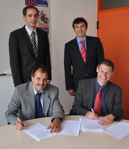 Foto (Universität Paderborn, Mark Heinemann): vorn v. li: Prof. Dr. H.-Hugo Kremer (cevet-Sprecher) und Dr. Franz Gramlinger (Leiter von ARQA-VET), hinten v. li.: Marcel Gebbe (cevet-Geschäftsführer) und Prof. Dr. Martin Schneider (Studiendekan der Fak