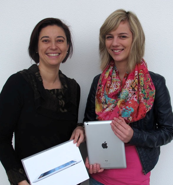 Foto (Universität Paderborn, Cinderella Schröder): Dr. Yvonne Salman überreichte das iPad der Studentin Christin Börsting.