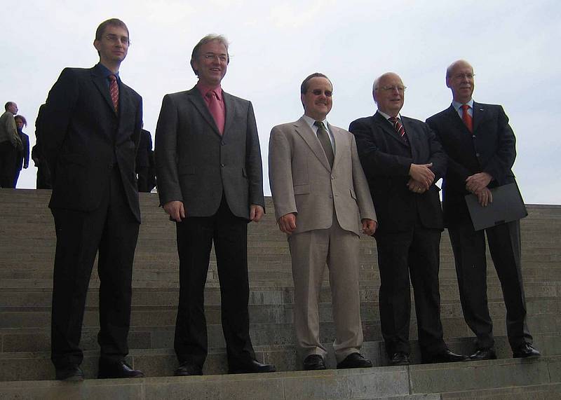 Foto: Prof. Dr. Holger Karl (PC<sup>2</sup>), Prof. Dr. Thomas Lippert (JFZ), Prof. Dr. Christian Bischof (RZ RWTH), Prof. Dr. H.-G. Hegering (GCS), Prof. Dr. Wilfried Juling (SCC)