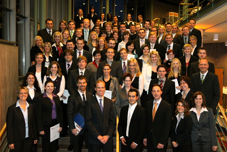 Foto (Adelheid Rutenburges): Absolventinnen und Absolventen der Fakultät für Wirtschaftswissenschaften nahmen ihre Urkunden am 14.11.2009 im Audimax der Universität Paderborn in Empfang (Gruppe 1).