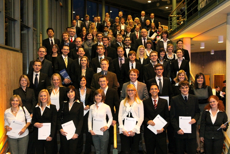 Foto (Adelheid Rutenburges): Absolventinnen und Absolventen der Fakultät für Wirtschaftswissenschaften nahmen ihre Urkunden am 14.11.2009 im Audimax der Universität Paderborn in Empfang (Gruppe 2).