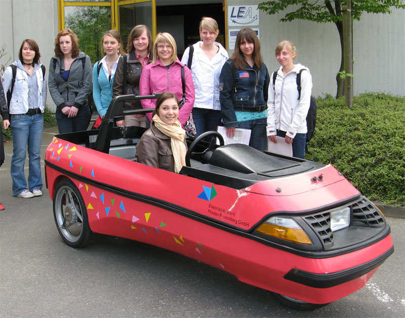 Foto (Zhiyu Cao): Heute Vorfahrt für Mädchen: Schülerinnen testen das Hybrid-Kart der Universität Paderborn beim Girls’ Day.