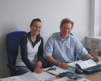 Foto (EIM): Elektrotechniker: Verena Görlich und Kai Gathmann freuen sich über die ausgezeichneten Studienbedingungen an der Universität Paderborn.