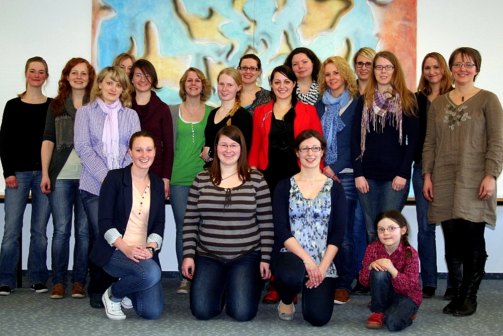 Foto (Universität Paderborn, Maike Amen): Mentees und Mentorinnen des vierten Jahrgangs bei der Auftaktveranstaltung zusammen mit Projektleiterin Prof. Dr. Ingrid Scharlau und Projektkoordinatorin Julia Steinhausen.