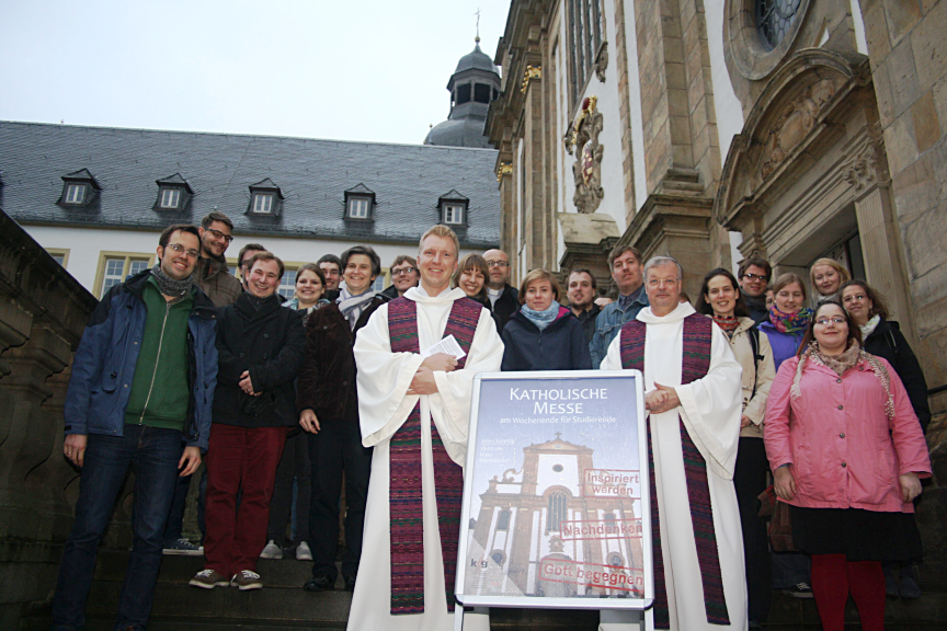 Foto: Vor der Marktkirche: Studierendenpfarrer Nils Petrat (l.) und Spiritual Martin Reinert (r.) feierten zum Semesterstart gemeinsam Gottesdienst mit Studierenden der Uni Paderborn, der KatHO und der Theologischen Fakultät.
