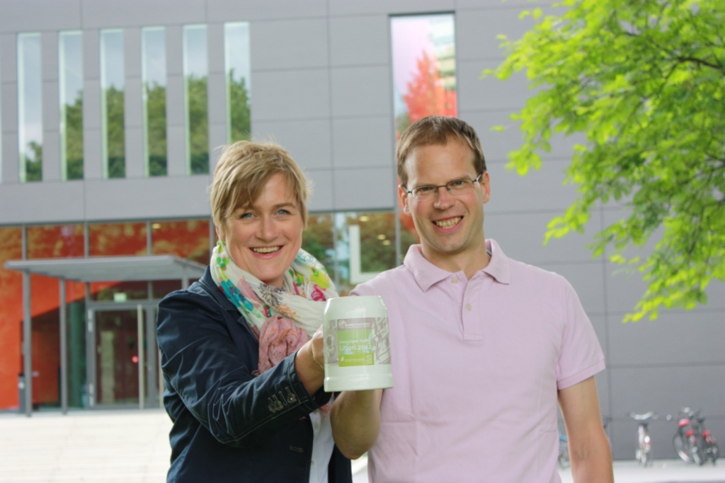 Foto (Universität Paderborn, Jan Aulenberg): Alexandra Dickhoff, Geschäftsführerin von Alumni Paderborn, und Heiko Appelbaum, Alumnus der Universität Paderborn, freuen sich auf ein Wiedersehen beim Libori-Treff der Ehemaligen am 3. August 2012.