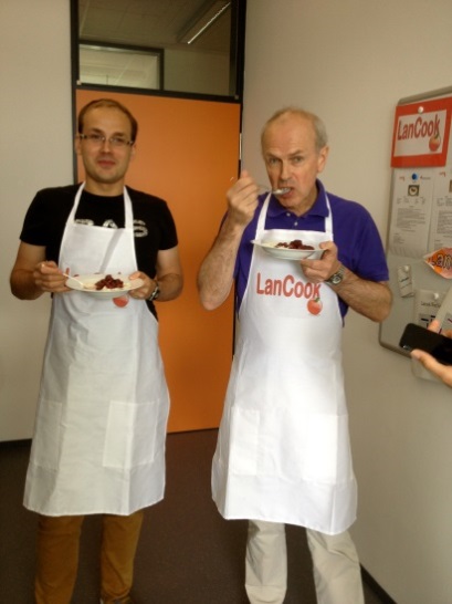 Abbildung: František Tuma (links), tschechischer Gastdozent, und Prof. Paul Seedhouse, LanCook-Projektmanager von der Newcastle University, genießen ihren selbstgekochten Milchreis in der Paderborner LanCook-Küche.