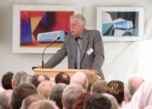 Foto (Fakultät für Maschinenbau): Prof. em. Dr.-Ing. Joachim Lückel bei der Auftaktveranstaltung für das RailCab.