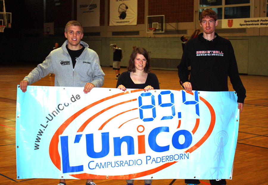 Foto: Haye Rosenbusch (Co-Trainer der webmoebel Baskets), Marie Schwabe (Sportreporterin L'UniCo), Ben Spöler (Centerspieler der webmoebel Baskets) (v.r.n.l.)