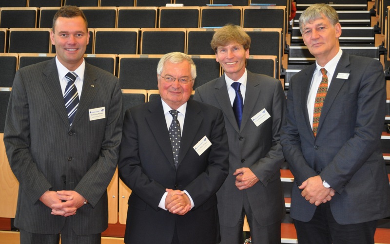 Foto (Universität Paderborn, Mark Heinemann): Gratulierten Prof. em. Dr.-Ing. Helmut Potente (2.v.li.) während des Kunststoff-Kolloquiums in Paderborn zum Geburtstag, v. li.: Prof. Dr.-Ing. Elmar Moritzer, Kunststofftechnik Paderborn, Prof. Dr. Nikolaus