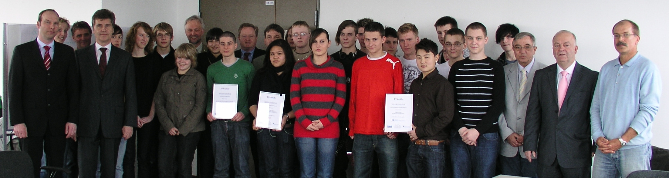 Foto (Jürgen Maniera): Projektteilnehmer, Sponsoren und Jurymitglieder der Aktion „Jugend gestaltet Zukunft“ 2007/2008 bei der Überreichung der Urkunden am 3. April 2008. 1. und 2. v. li. Matthias Schwarzenberg von der Unity AG und Hubert Böddeker,