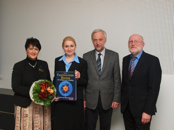 Foto (PACE), von links: Nilgün Özel (Vize-Präsidentin ZONTA-Club Paderborn), Dr. Natalia Akchurina, Prof. Dr. Wilhelm Schäfer (Sprecher PACE), Prof. Dr. Hans Kleine Büning (Laudator)
