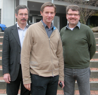 Foto (v. li.): Prof. Dr.-Ing. Ulrich Hilleringmann (Universität Paderborn), Prof. Dr. Peter Glösekötter (Fachhochschule Münster) und Prof. Dr. Reinhart Job (Fernuniversität Hagen)
