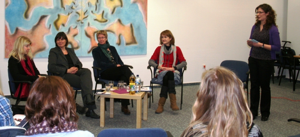 Foto (Peer-Mentoring, Maike Amen): (v. l.) Dr. Nina Hinrichs, Dr. Claudia Auinger, Prof. Dr. Thea Stroot und Prof. Dr. Eva Blumberg wurden von der Projektkoordinatorin zu ihren Entscheidungen befragt.