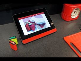 Abbildung: Der Tablet-PC registriert alle Aktivitäten beim Kochen und bietet den Lernenden unterstützend audiovisuelle Hilfe an.