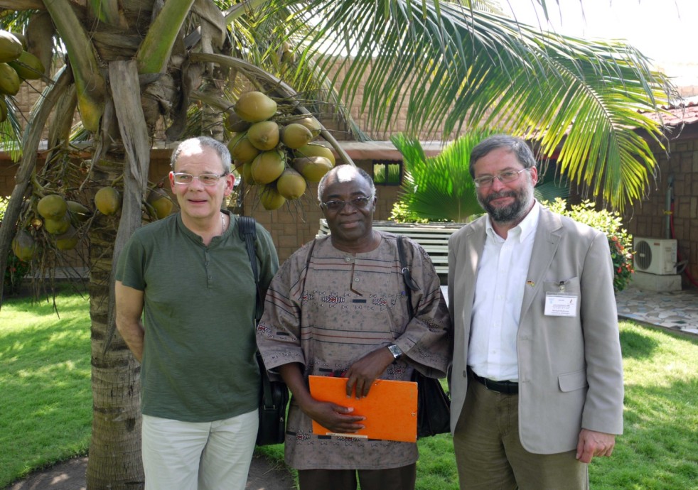 Foto: Dr. Hans Peter Klemme, Prof. Dr. Serge Glitho und Prof. Dr. Michael Hofmann auf der Tagung in Lomé/Togo.