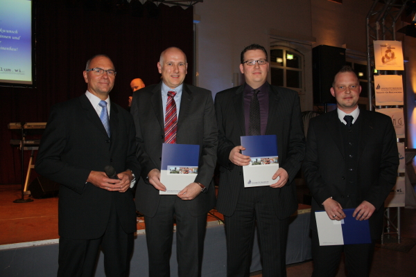 Foto (Heiko Appelbaum): Der Dekan mit drei „neuen“ Doktoren (v. l.): Prof. Dr.-Ing. Detmar Zimmer, Dr.-Ing. Joachim Schmitz, Dr.-Ing. Stephan Poßberg und Dr.-Ing. Guido Stollt.
