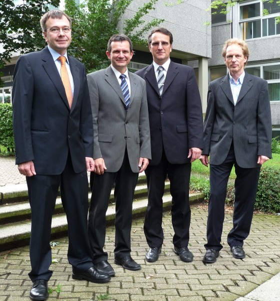 Foto (Universität Paderborn, Fakultät für Maschinenbau): V. li.: Das Leichtbau-Forscherteam der Uni Paderborn: Prof. Dr.-Ing. Werner Homberg, Prof. Dr. rer. nat. Thomas Tröster, Prof. Dr.-Ing. Hans-Jürgen Maier und Prof. Dr.-Ing. Rolf Mahnken
