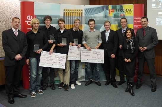 Foto (Heike Probst): Die Preisträger und Initiatoren des Ferchau-Förderpreises 2009 (v.l.n.r.): Dipl.-Ing. Richard Knoke, Ferchau-Engineering GmbH, Martin Woermann, Christopher Schmal, Simon Maike, André Kleinemeier, Simon Olma, Dipl.-Wirt.-Ing. Nicola