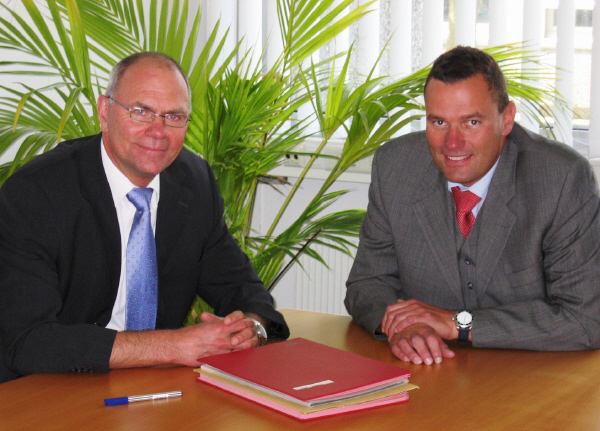 Foto (Universität Paderborn, Fakultät für Maschinenbau): (v. li. ) Prof. Dr.-Ing. Detmar Zimmer, Dekan der Fakultät für Maschinenbau und Inhaber des Lehrstuhls für Konstruktions- und Antriebstechnik, und Prof. Dr.-Ing. Elmar Moritzer, Lehrstuhl für