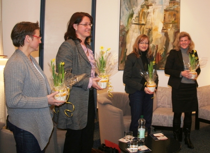 Foto (Universität Paderborn): Die Podiumsteilnehmerinnen (v.l.) Dr. Gudrun Oevel, Dr. Elisabeth Danger, Dr. Silke Grafe und Dr. Yvonne Groening sprachen zum Thema „Promotion und dann? Erfolgreiche Frauen berichten“.