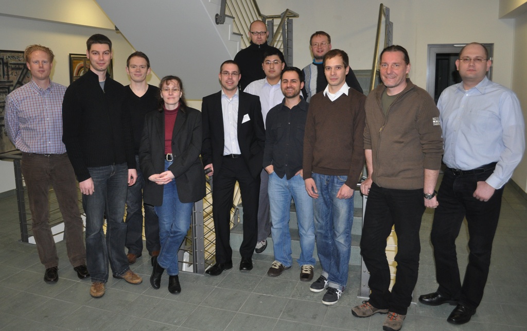 Foto (Universität Paderborn, Mark Heinemann): Unternehmensbesichtigung bei der ORCONOMY GmbH: Geschäftsführer Dr. Stefan Bunte (5. v. li.) teilt mit Interessierten der Veranstaltungsreihe SIGMA-IT Gründungserfahrungen.