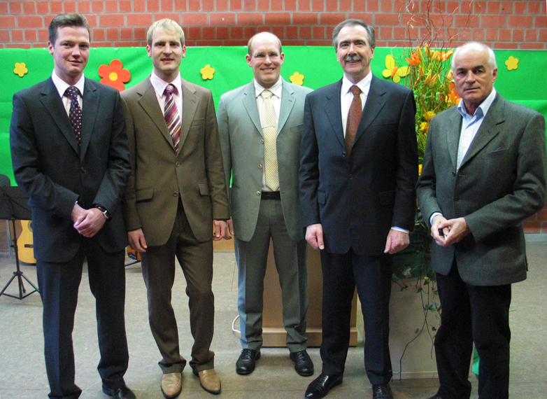 Foto (Christian Hüls): Freuten sich über die Ehrungen: Prof. Dr. Sebastian Braun, die Preisträger Marc Kukuk und Oliver Grote sowie Hans Laven, Vorstandsvorsitzender der Sparkasse Paderborn und Prof. Dr. Heinz Liesen (v. li.).
