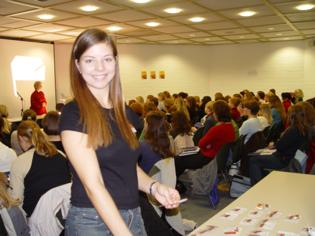 Foto: Große Resonanz beim Schnupperstudium für Schülerinnen an der Universität Paderborn. Bei der Veranstaltung 2004 war Studentin Victoria Kaschewitz Ansprechpartnerin für 120 Teilnehmerinnen.