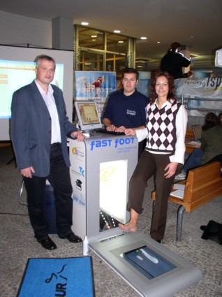 Foto: Gingen bei der Fußvermessung mit gutem Beispiel voran (v. l.): Hans-Norbert Blome, Sandra Bischof und Waldemar Schneider.