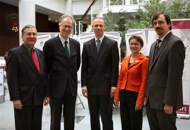 Foto (Adelheid Rutenburges): Veranstalter und Referenten des 2. Paderborner Tages der IT-Sicherheit (v. li): Dr. Michael Laska, Michael Hange, Prof. Dr. Johannes Blömer, Dr. Gudrun Oevel, Prof. Dr. Gregor Engels.